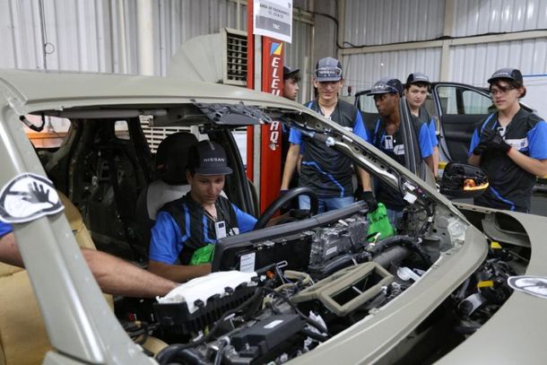 Estudantes da rede p&uacute;blica visitaram o Complexo Industrial da Nissan