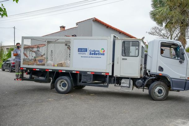 Caminh&atilde;o passa por v&aacute;rios bairros durante a semana 