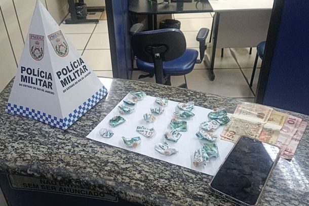 PM apreendeu 21 pedras de crack e dinheiro
