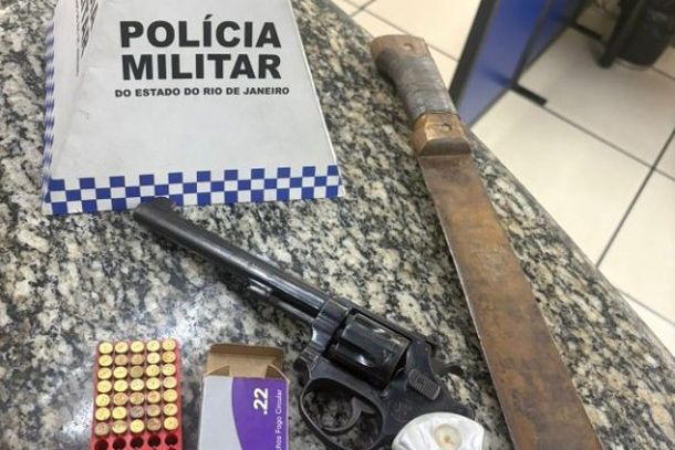Uma arma, muni&ccedil;&otilde;es e um fac&atilde;o foram apreendidos pela PM