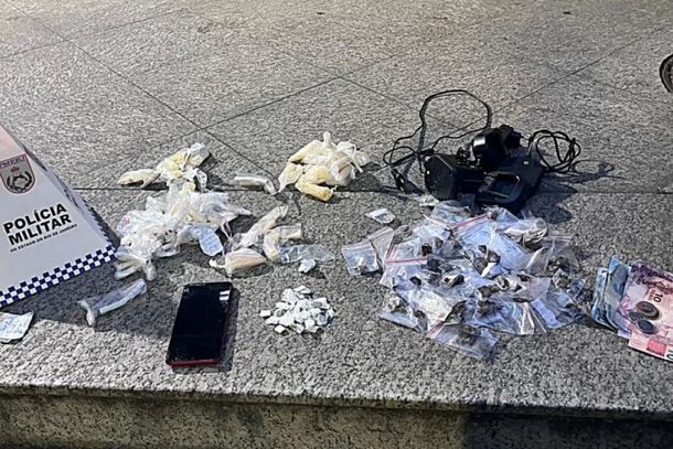Drogas e dinheiro adquirido com a comercializa&ccedil;&atilde;o de entorpecentes foram apreendido pela PM