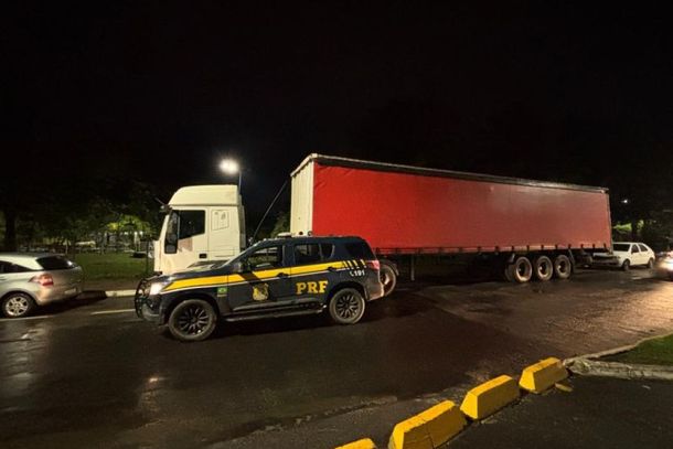Caminh&atilde;o furtado foi levado pela PRF para a Delegacia de Resende