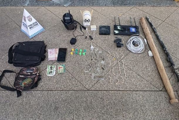Drogas e equipamentos de monitoramento foram apreendidos na casa