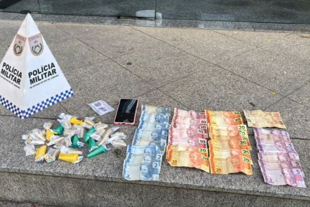 Droga, dinheiro e um celular foram apreendidos na a&ccedil;&atilde;o da PM