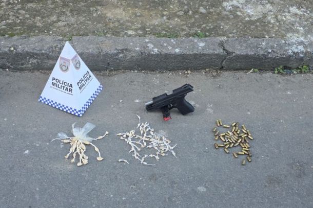 Uma pistola e drogas foram apreendidas em a&ccedil;&atilde;o policial na Vila Odete