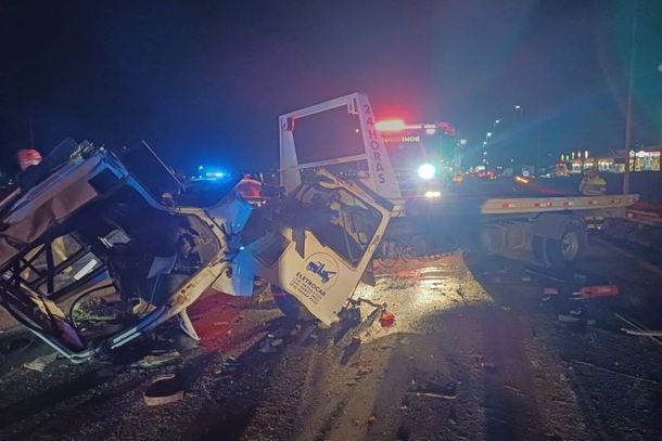 Com a batida, a cabine do caminh&atilde;o ficou destru&iacute;da