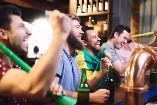 Bares e restaurantes se destacam como os principais pontos de encontro dos f&atilde;s de futebol
