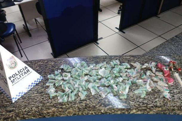 Sacola de coca&iacute;na e maconha foi apreendida pela PM