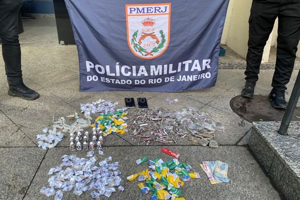 A PM apresenta a carga de drogas apreendida no bairro Itapuca