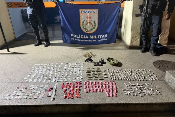Uma pistola 9 mil&iacute;metros e drogas foram apreendidas na a&ccedil;&atilde;o da PM