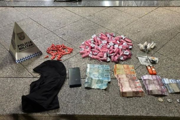Um homem foi preso e drogas e outros materiais foram apreendidos