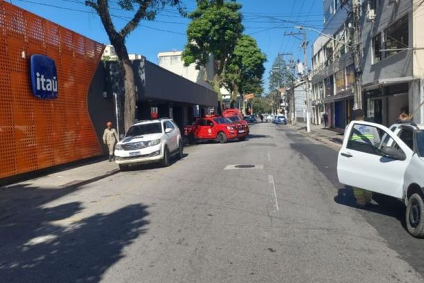 Rua foi isolada para reparos na tubula&ccedil;&atilde;o de g&aacute;s natural que foi perfurada
