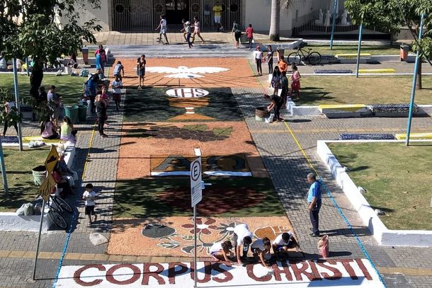 A comunidade de Nossa Senhora de F&aacute;tima, no bairro Para&iacute;so, mant&eacute;m a tradi&ccedil;&atilde;o dos tapetes