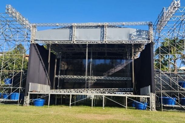 Palco do Festival sendo montado no Campo do Clube Finl&acirc;ndia