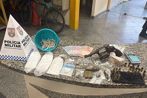 Arma, drogas e outras materiais foram apreendidos na a&ccedil;&atilde;o