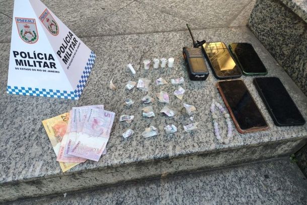 Drogas, dinheiro e celulares foram apreendidos na a&ccedil;&atilde;o da PM