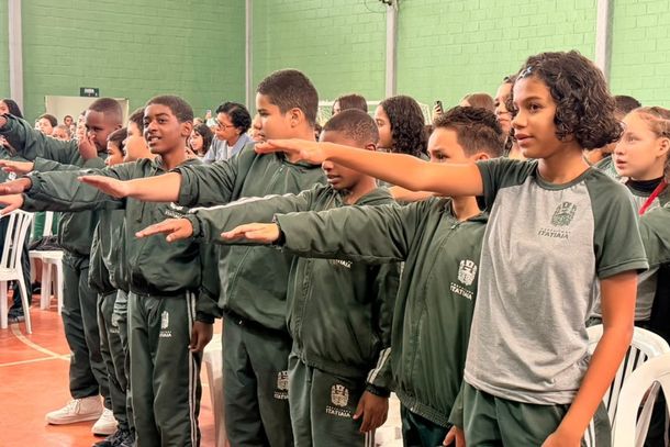 Estudantes fazem o juramento na formatura do Proerd