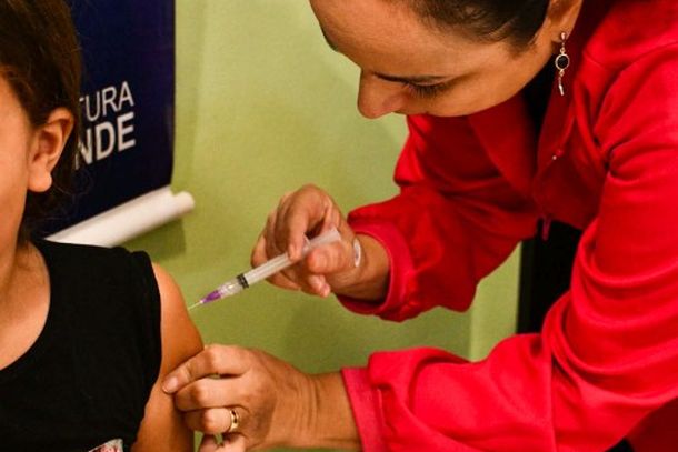 Novo esquema de vacina&ccedil;&atilde;o &eacute; composto por tr&ecirc;s doses da vacina inativada contra a poliomielite