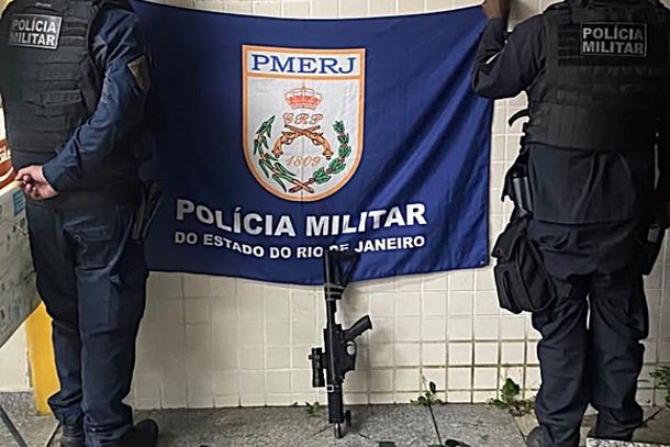 Uma metralhadora, calibre 9 mm, foi apreendida pela PM com o adolescente 