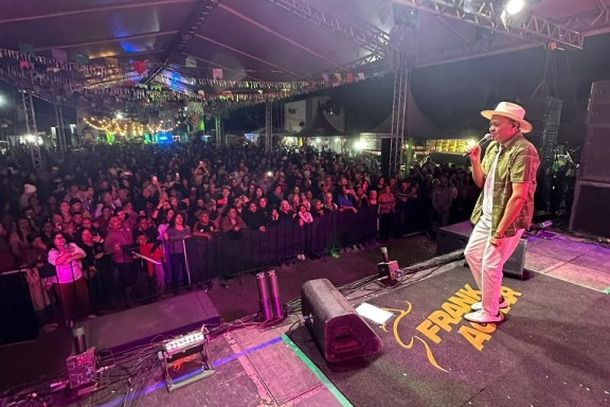 O cantor Frank Aguiar animou o p&uacute;blico no &uacute;ltimo dia do Festival