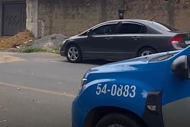 Vitima estava dentro do carro quando foi alvejado 