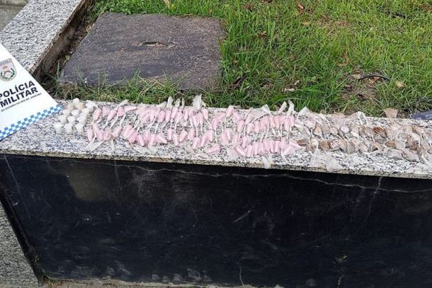 Droga estava escondida em um tonel no meio da mata