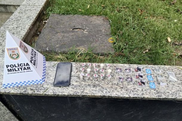 Drogas e um celular foi apreendido com o suspeito preso