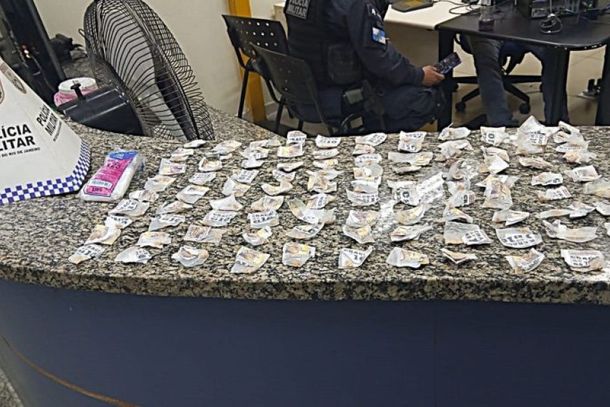Sacola com 99 pedras de crack foi apresentada na Delegacia de Itatiaia