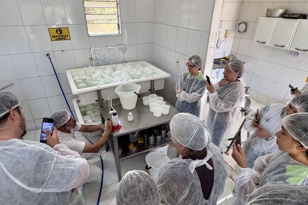 Produtores de Resende acompanham as etapas da fabrica&ccedil;&atilde;o de queijo durante a visita