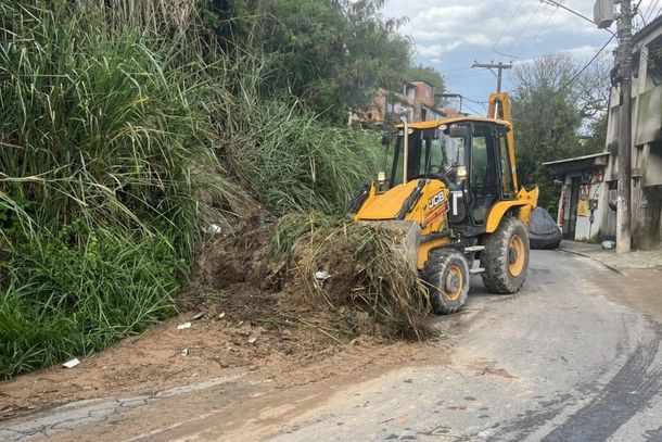 Funcion&aacute;rios da Prefeitura trabalharam na manh&atilde; deste s&aacute;bado na limpeza.