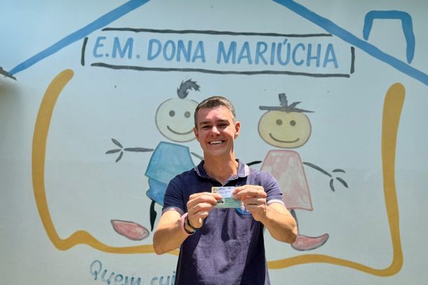 Diogo Balieiro vota na Escola Dona Mari&uacute;cha