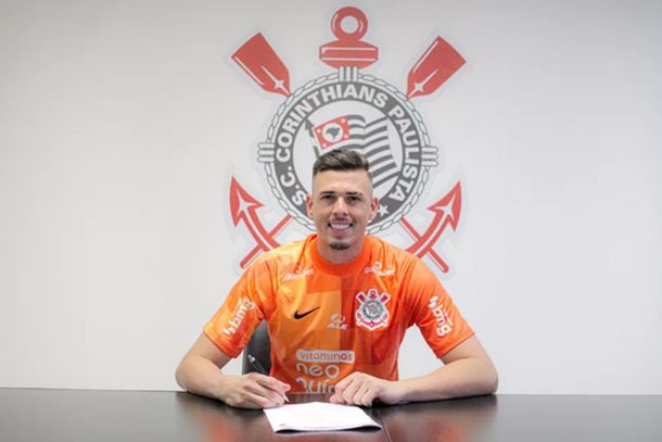 Ivan, goleiro do Corinthians, assina contrato