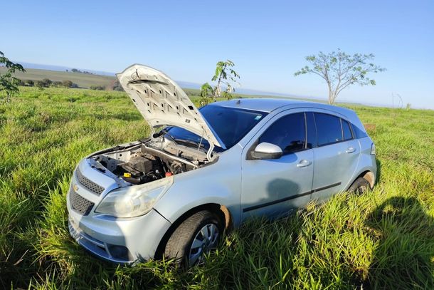 GCM localiza carro com registro de furto em &aacute;rea verde de Rio das Pedras
