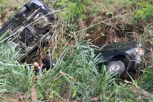 GCM localiza carro furtado dentro de ribeir&atilde;o na zona rural de Rio das Pedras