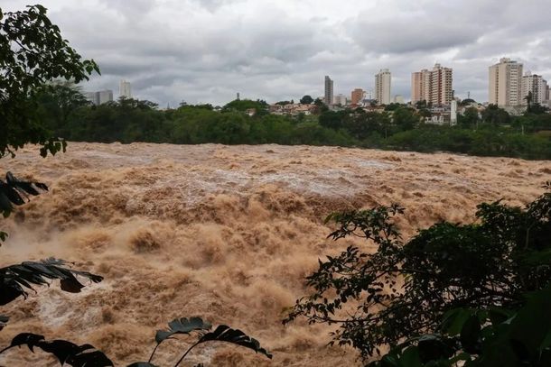 Rio Piracicaba extravasa ap&oacute;s chuvas e deixa vias interditadas