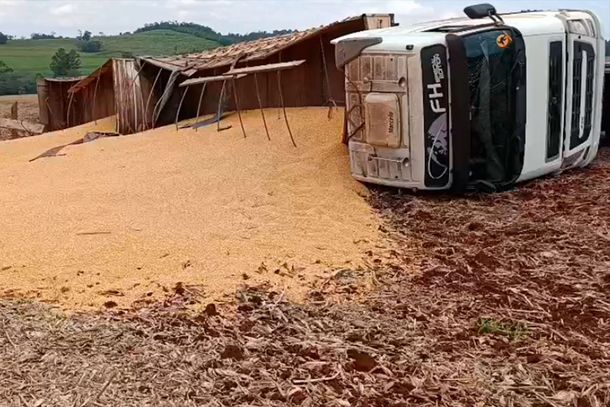 Carreta com 35 toneladas de milho tomba em estrada rural na regi&atilde;o