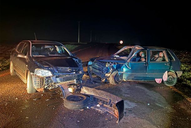 Colis&atilde;o frontal entre dois carros deixa cinco pessoas feridas na PR-364
