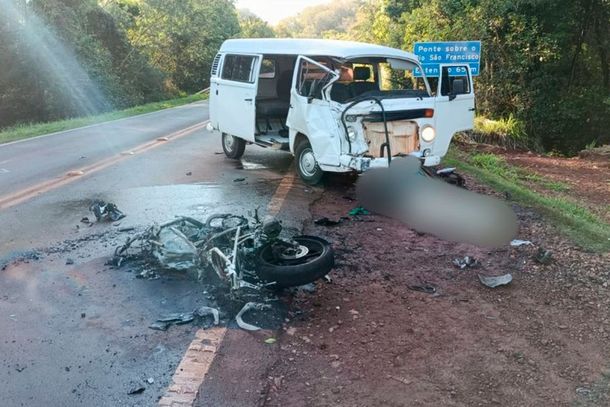 Motociclista de 22 anos morre ap&oacute;s colis&atilde;o com Kombi na regi&atilde;o