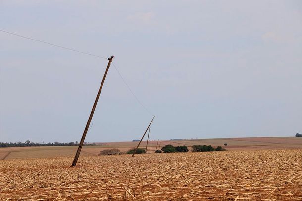 Temporal provoca danos em estruturas, im&oacute;veis e rede el&eacute;trica em Assis Chateaubriand