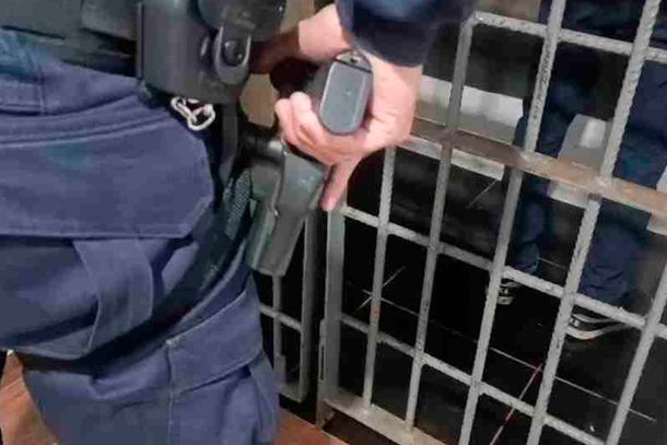 Cachorro reage a tentativa de assalto contra m&atilde;e e filha e ajuda a impedir roubo na regi&atilde;o