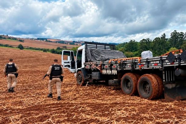 Caminh&atilde;o com mais de 1 tonelada de maconha &eacute; apreendido ap&oacute;s fuga na regi&atilde;o