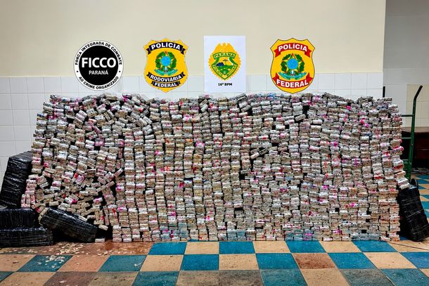 Caminhoneiro &eacute; preso ap&oacute;s policiais encontrarem mais de 1 tonelada de maconha na carga