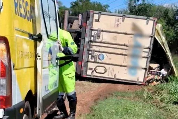 Carreta carregada com ma&ccedil;&atilde;s tomba em curva na BR-163 