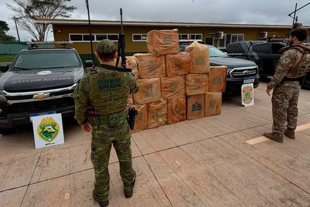 Cigarros contrabandeados s&atilde;o encontrados sob lona em &aacute;rea de mata na regi&atilde;o
