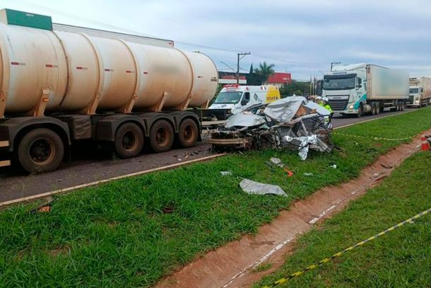 Grave acidente entre Corolla e carreta deixa dois homens mortos na regi&atilde;o