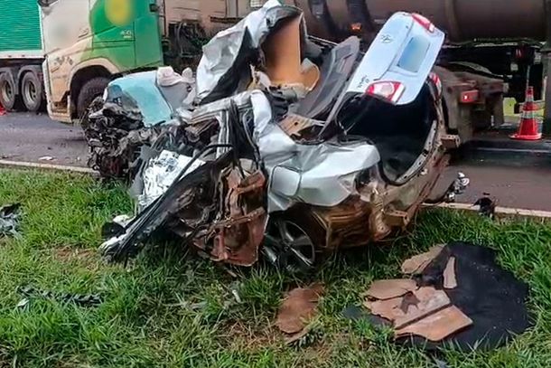 Grave acidente entre Corolla e carreta deixa dois homens mortos na regi&atilde;o