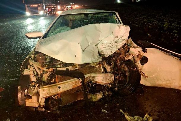 Grave acidente entre dois carros deixa uma mulher morta e outras duas pessoas feridas