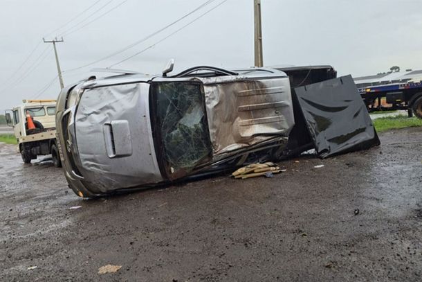 Hilux atravessa a rodovia e capota v&aacute;rias vezes; ciclista salta da bicicleta para escapar