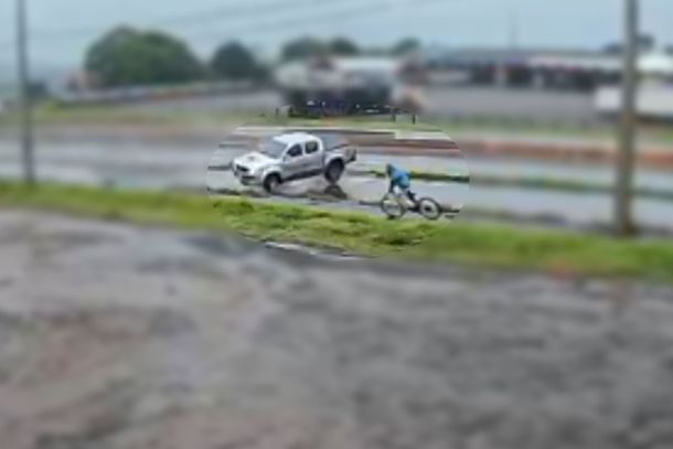 Hilux atravessa a rodovia e capota v&aacute;rias vezes; ciclista salta da bicicleta para escapar