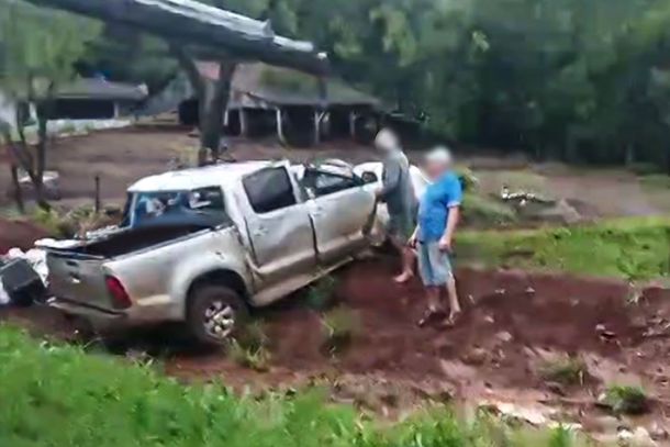 Hilux com placas de Santa Helena capota v&aacute;rias vezes na PR-495 e deixa cinco feridos